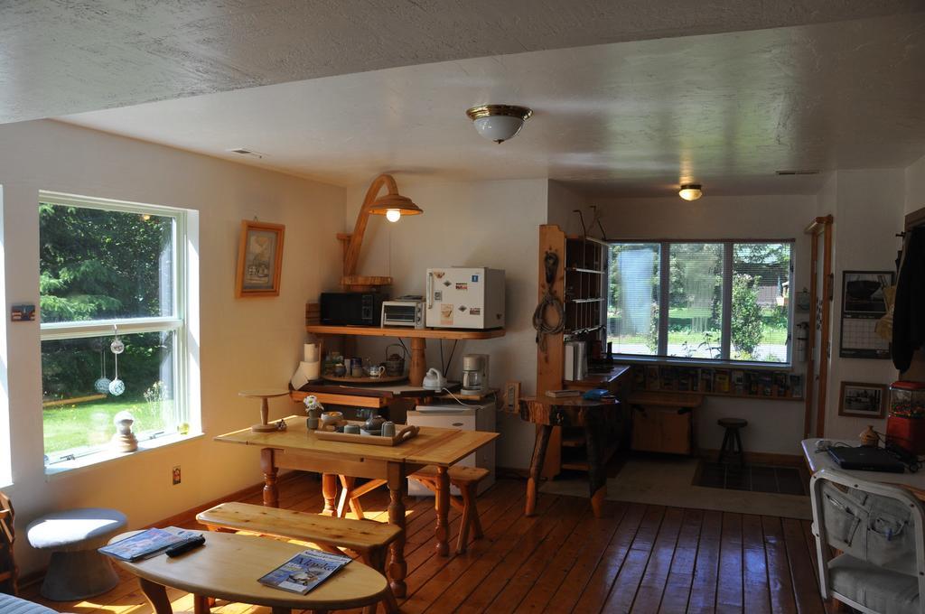 Whalesong Bed And Breakfast Хоумър Екстериор снимка